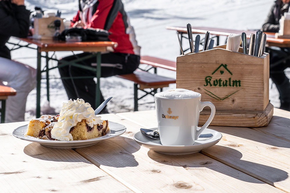 Kotalm-Brauneck-Winter-Kaffee-und-Kuchen